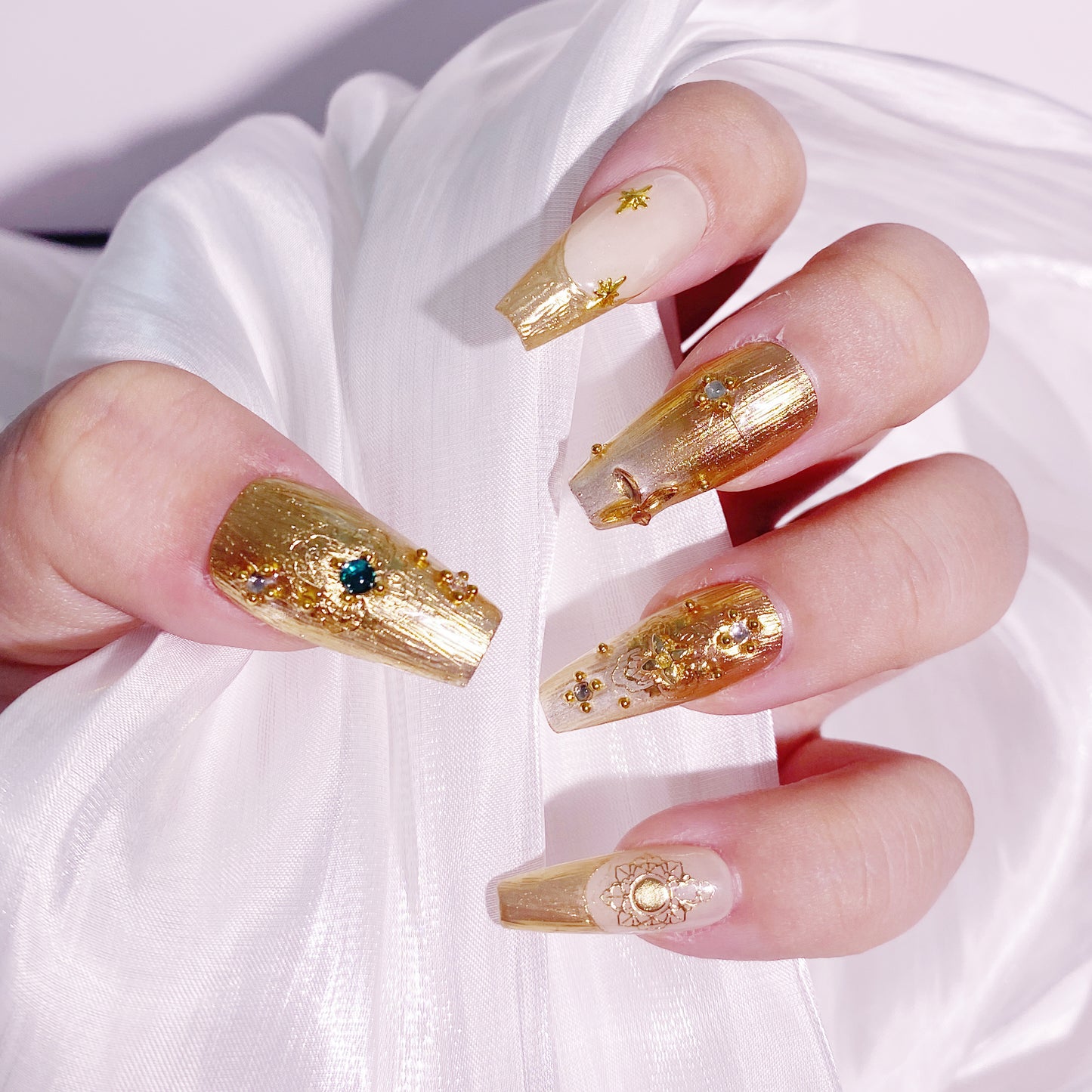 Buccellati customized press-on nails
