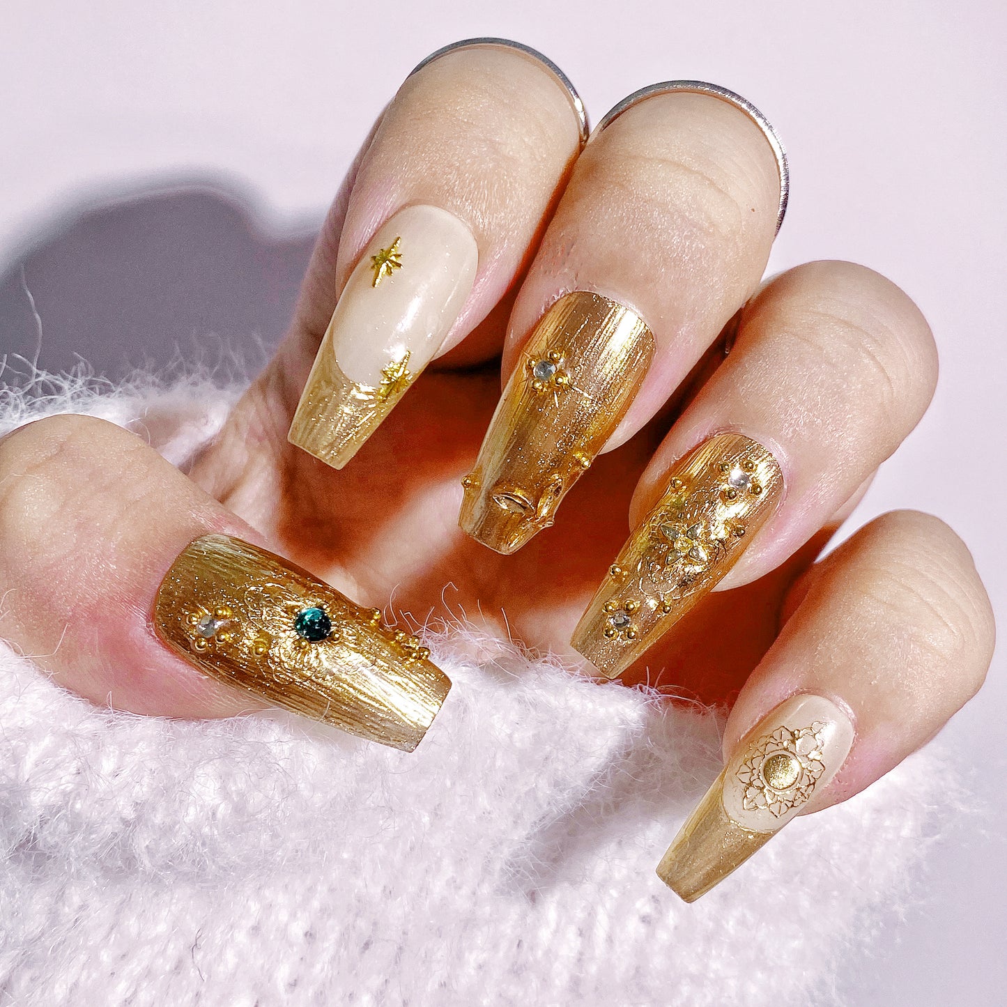 Buccellati customized press-on nails